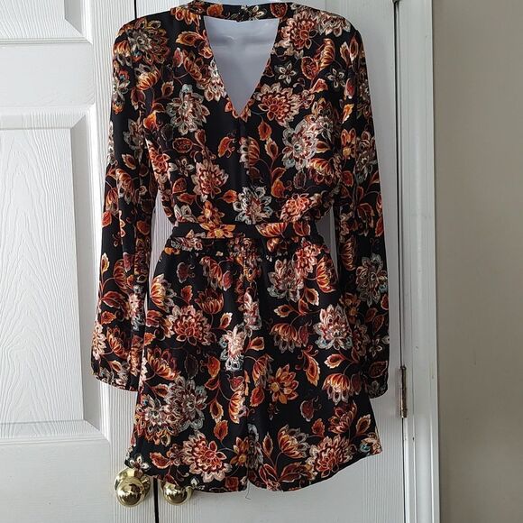 BeBop Floral Short Romper Jumpsuit V Neck Long sleeve Sz M NWT - Picture 4 of 7